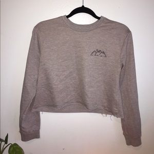 Cropped shirt with mountain design